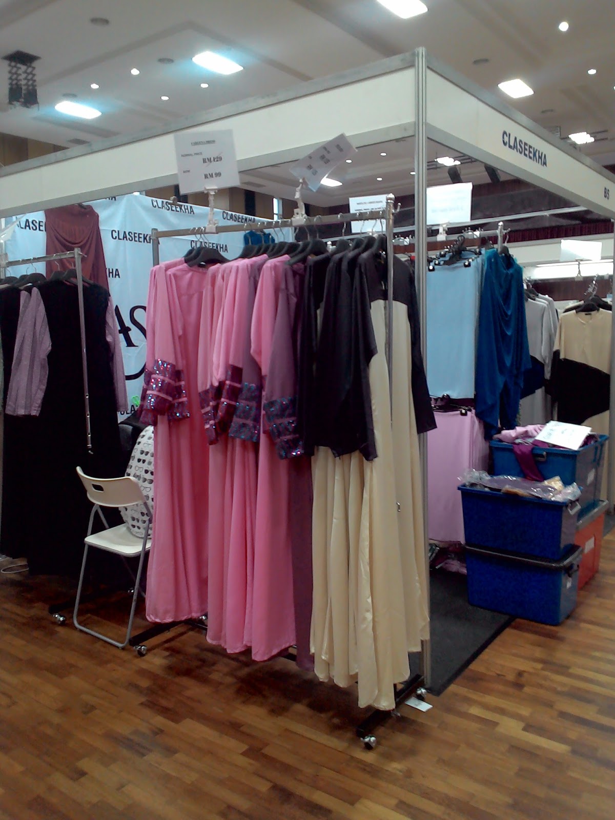 ficial Blog Eirna Nurasikin 07 01 15 Terdapat booth hijab yang terkenal iaitu Aidijuma dan Naelofar Hijab Selain booth hijab ada juga booth menjual pakaian makanan dan produk kecantikan