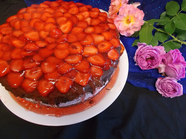 Tort cu crema de iaurt si capsuni