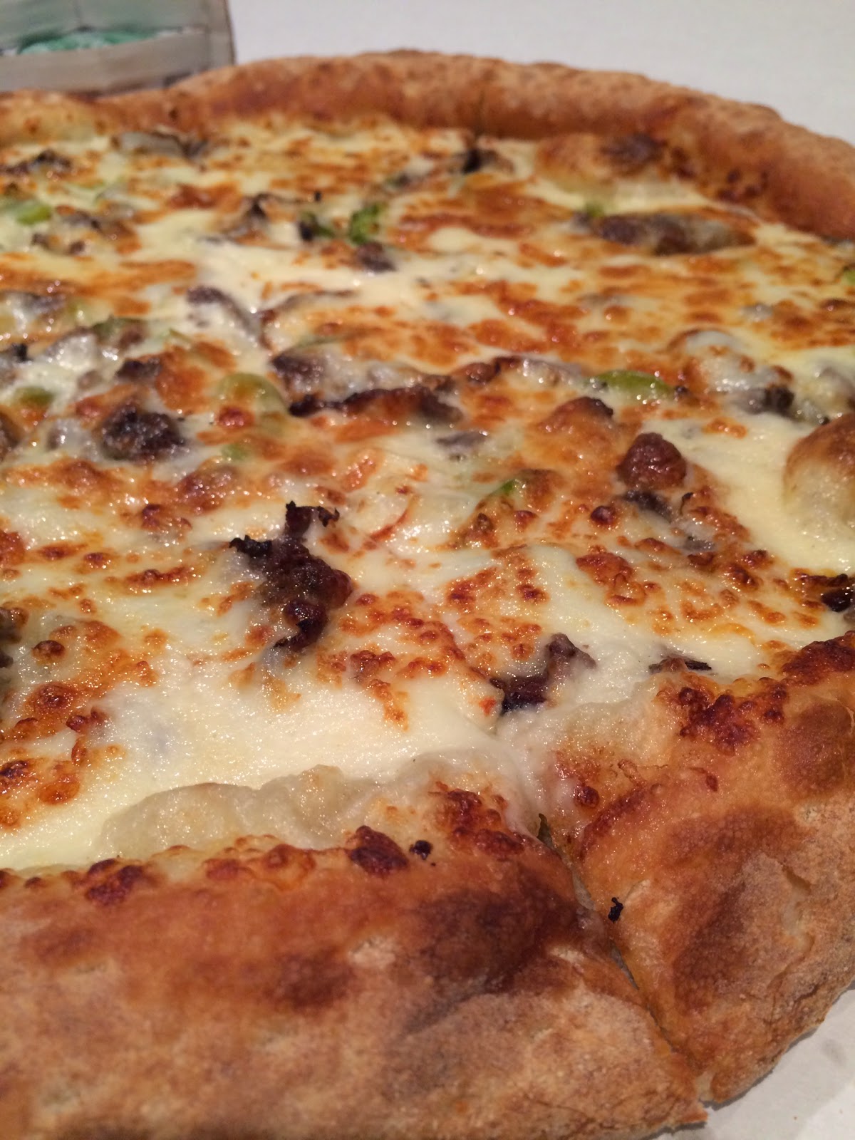 Papa John's Philly Cheesesteak Pizza / パパジョーンズのフィリー チーズステーキピザ ~ I'm ...