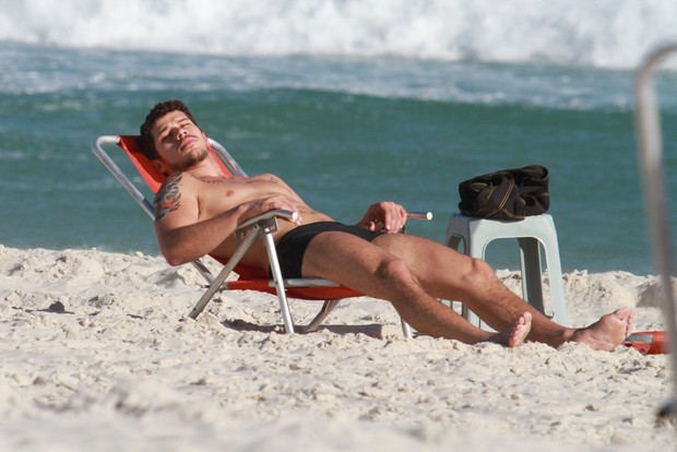 José Loreto aproveitou o dia ensolarado na praia da Barra da Tijuca