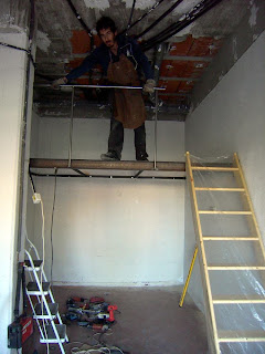 Cómo hacer un altillo en un garaje con escalera abatible y quita miedos