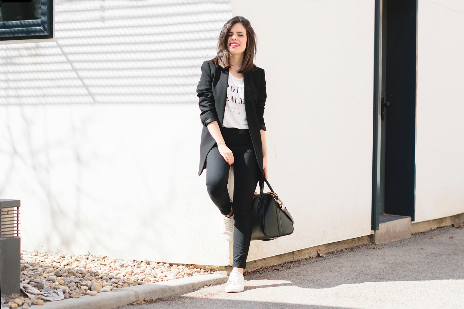 Look working con sneakers de Ponte unos tacones