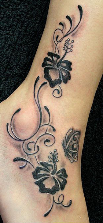 Vemos el tatuaje de flores en el tobillo y pie de una chica