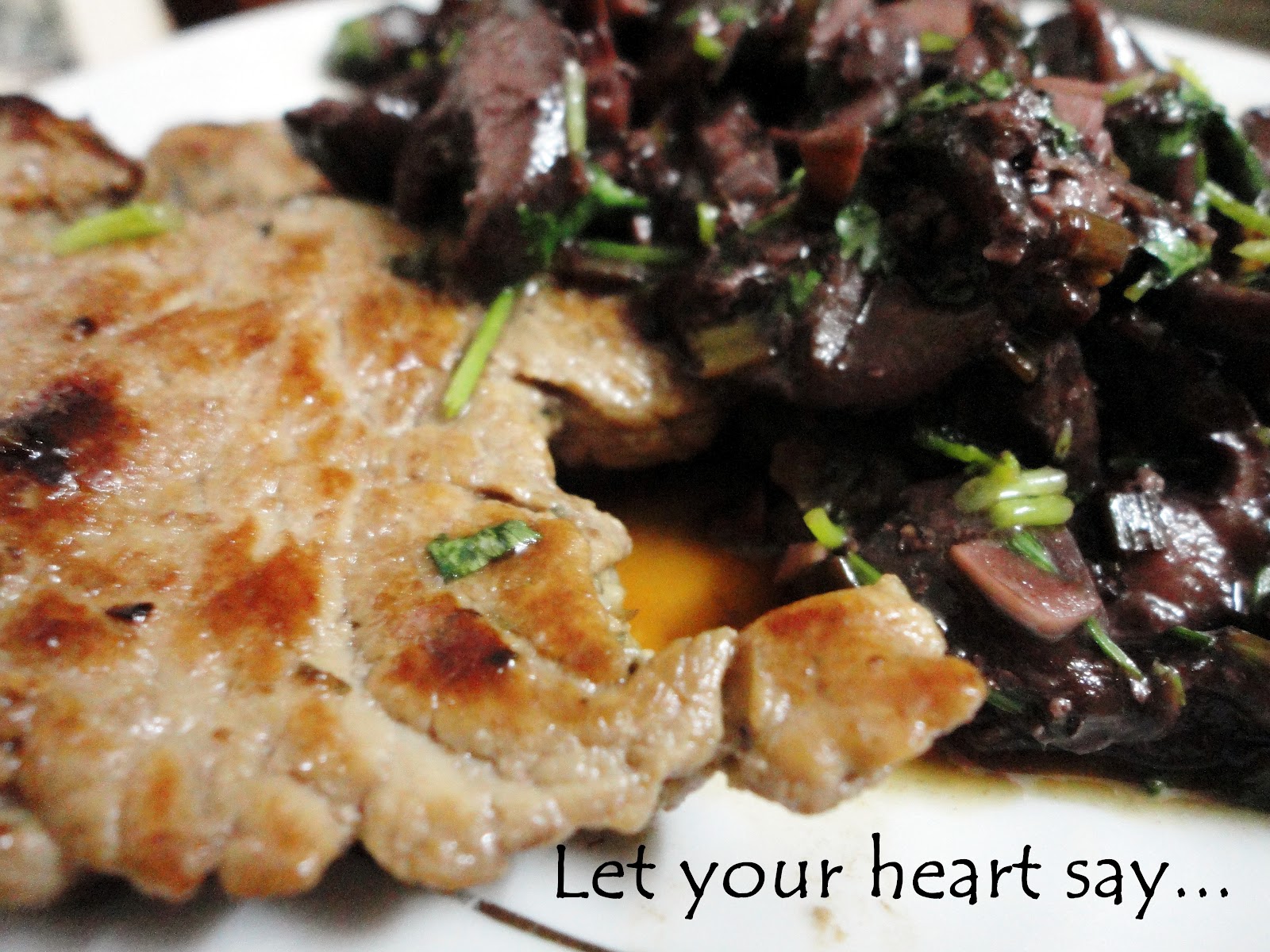 Steak with Burgundy Mushroom Sauce Thịt bò bít tết sốt nấm Burgundy