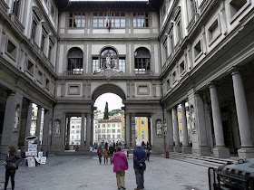 The Piazzale between the two wings of the Uffizi, which links Piazza della Signoria with the Arno river