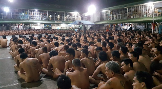 Lakukan pengeledahan ,  Semua Tahanan Penjara Filipina Ditelanjangi di Lapangan