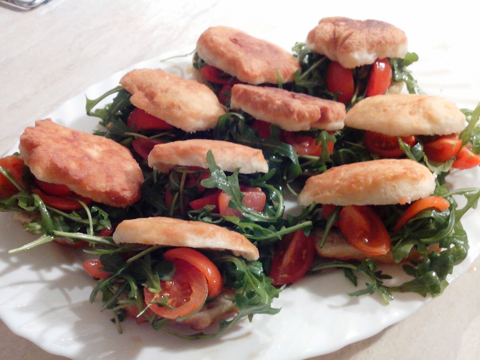 pizzette fritte con rucola e pomodorini