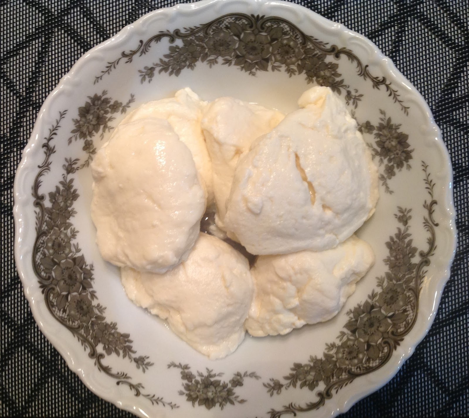 Wessels low carb Welt: Quark-Knödel mit Mandeln und Himbeersauce Wessels low carb Welt: Quark-Knödel mit Mandeln und Himbeersauce