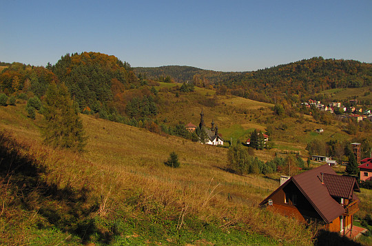 Widok w kierunku cerkwi św. Włodzimierza Wielkiego w Krynicy-Zdroju. Z prawej widać Górę Parkową.