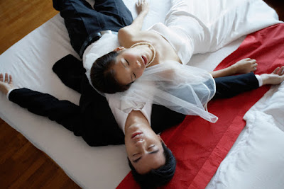 ﻟﻴﻠﺔ ﺍﻟﺰﻓﺎﻑ ﻓﻲ ﻣﺠﺘﻤﻌﺎﺗﻨﺎ ﻟﻴﻠﺔ ﻃﻮﻳﻠﺔ ﻣﺮﻫﻘﺔ ﻣﺘﻌﺒﺔ ﺑﺴﺒﺐ ﺗﻠﻚ ﺍﻟﻌﺎﺩﺍﺕ ﻭﺍﻟﺘﻘﺎﻟﻴﺪ ﺍﻟﺘﻲ ﻻﺗﻤﺖ ﻟﻺﺳﻼﻡ ﺑﺼﻠﺔ ﻭﺍﻟﺘﻲ ﻟﻴﺲ ﻣﻦ ﻭﺭﺍﺀﻫﺎ ﺇﻻ ﺍﻟﻤﻈﺎﻫﺮ ﺍﻟﻔﺎﺭﻏﺔ ﻭﺍﻟﺘﺒﺎﻫﻲ ﺍﻟﻜﺎﺫﺏ، ﻭﻻﻳﻜﺎﺩ ﻳﻨﺘﻬﻲ ﺍﻟﻌﺮﻭﺳﺎﻥ ﻣﻨﻬﺎ ﻭﻳﺨﺘﻠﻴﺎﻥ ﺑﺒﻌﻀﻬﻤﺎ ﺇﻻ ﻭﻗﺪ ﻧﺎﻝ ﺍﻟﺘﻌﺐ ﻣﻨﻬﻤﺎ ﻭﺍﻹﺭﻫﺎﻕ ، ﻟﺬﺍ ﻓﺈﻥ ﺃﻓﻀﻞ ﺷﻲﺀ ﻳﻘﻮﻣﺎﻥ ﺑﻪ ﻫﻮ ﺍﻟﺮﺍﺣﺔ ﻭﺍﻟﺤﺪﻳﺚ ﻭﺍﻟﻤﺪﺍﻋﺒﺎﺕ ﺍﻟﺨﻔﻴﻔﺔ ﻭﻣﻦ ﺛﻢ ﺍﻹﺧﻼﺩ ﻟﻨﻮﻡ ﻣﺮﻳﺢ ﻓﻲ ﺃﺣﻀﺎﻥ ﺑﻌﻀﻬﻤﺎ ﺍﻟﺒﻌﺾ ، ﻭﻗﺪ ﻳﺒﺪﻭ ﻫﺬﺍ ﺍﻟﻜﻼﻡ ﻣﺴﺘﻐﺮﺑﺎ ﻭﻣﺴﺘﻬﺠﻨﺎ ﻭﻟﻜﻨﻪ ﺍﻟﺪﻭﺍﺀ ﺍﻟﻤﺮ ﺍﻟﺬﻱ ﻳﻨﻔﻊ ﺑﺈﺫﻥ ﺍﻟﻠﻪ ﺇﺫ ﺃﻧﻪ ﻣﻦ ﺍﻟﻌﺒﺚ ﻣﻤﺎﺭﺳﺔ ﺍﻟﺠﻨﺲ ﻭﻷﻭﻝ ﻣﺮﺓ ﺑﻴﻦ ﺍﻟﺰﻭﺟﻴﻦ ﻓﻲ ﻇﻞ ﺍﻹﺭﻫﺎﻕ ﻭﺍﻟﺘﻌﺐ ﻓﺬﻟﻚ ﺳﻴﺆﺩﻱ ﺇﻟﻰ ﻋﻮﺍﻗﺐ ﺳﻴﺌﺔ ﻓﻲ ﻛﺜﻴﺮ ﻣﻦ ﺍﻷﺣﻴﺎﻥ ، ﻭﻻﻳﻮﺟﺪ ﺃﻱ ﺃﻣﺮ ﺑﺎﻟﻘﻴﺎﻡ ﺑﺎﻻﺗﺼﺎﻝ ﺍﻟﺠﻨﺴﻲ ﻓﻲ ﺗﻠﻚ ﺍﻟﻠﻴﻠﺔ ، ﻭﺇﻧﻤﺎ ﻫﻮ ﻧﻮﻉ ﻣﻦ ﺍﻷﻋﺮﺍﻑ ﺍﻟﻈﺎﻟﻤﺔ ﺍﻟﻐﺸﻮﻣﺔ ﺍﻟﺘﻲ ﺳﺎﺭ ﻋﻠﻴﻬﺎ ﺳﻴﺮﺍ ﺃﻋﻤﻰ ﺩﻭﻧﻤﺎ ﺗﻔﻜﻴﺮ ﺃﻭ ﺗﻤﺤﻴﺺ ، ﻭﺇﻥ ﺍﻟﻘﻴﺎﻡ ﺑﺎﻷﻣﻮﺭ ﺍﻟﻌﺎﺩﻳﺔ ﻓﻲ ﻇﻞ ﺍﻹﺭﻫﺎﻕ ﻭﺍﻟﺘﻌﺐ ﻭﺍﻷﻋﺼﺎﺏ ﺍﻟﻤﺸﺪﻭﺩﺓ ﻳﺆﺩﻱ ﺇﻟﻰ ﻧﺘﺎﺋﺞ ﻋﻜﺴﻴﺔ ﻓﻜﻴﻒ ﺑﺎﻟﺠﻨﺲ ﻭﻫﻮ ﻳﺤﺘﺎﺝ ﺇﻟﻰ ﻧﻮﻉ ﻣﻦ ﺍﻟﺮﺍﺣﺔ ﺍﻟﻨﻔﺴﻴﺔ ﻭﺍﻷﻋﺼﺎﺏ ﺍﻟﻄﺒﻴﻌﻴﺔ