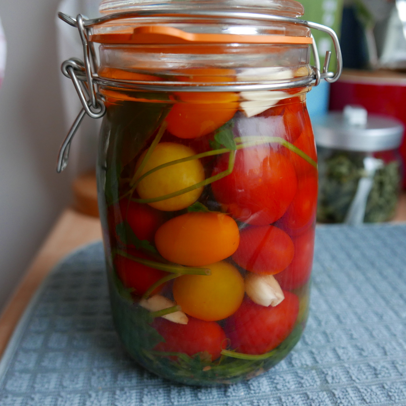 Four seasons. Pickle tomatoes (express method).