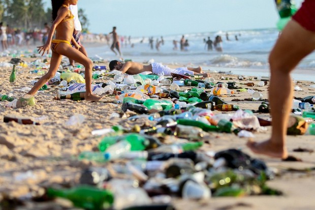 Mais de 60 toneladas de lixo são recolhidas após réveillon na orla do Recife