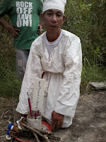 Mengikuti Upacara Adat Kematian Tionghoa. 