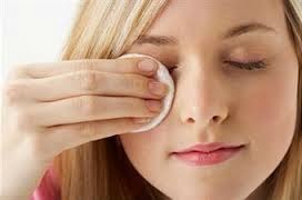 perawatan wajah membersihkan make up natural