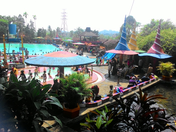 Bercengkrama Di Kolam Renang Tirto Argo Siwarak Ungaran