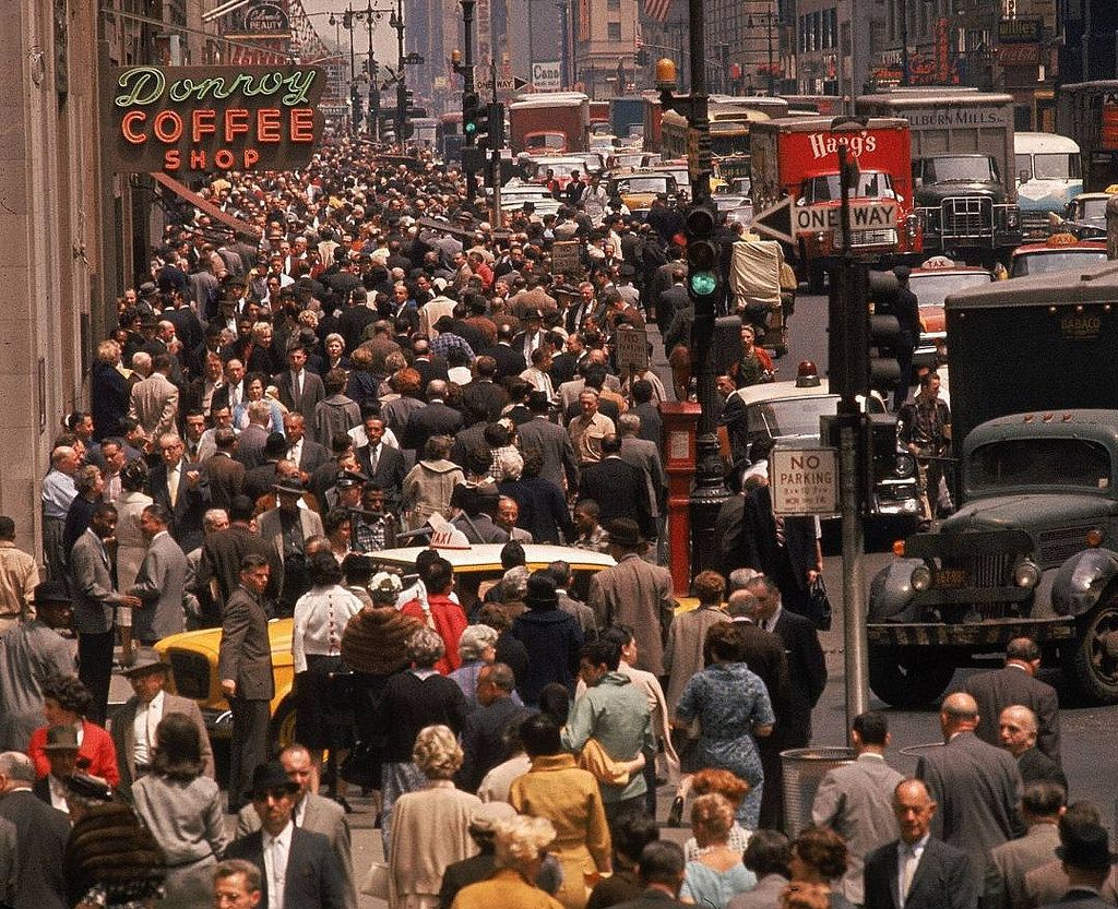 Extraordinary Color Photographs Captured People and Traffic Along 7th