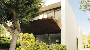 Casa futurista con arquitectura tradicional