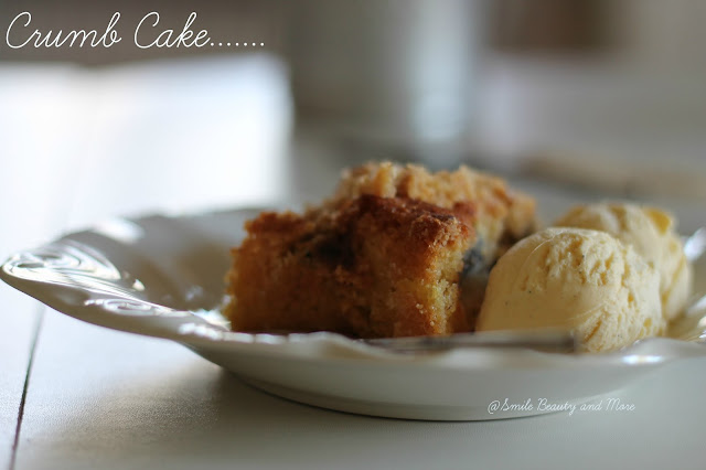 crumb cake con frutta estiva e gelato alla vaniglia