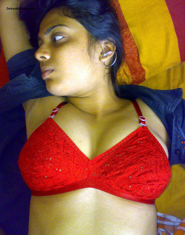 Sexy Mallu Babe Posing In Skimpy Bra Panties Showing Juicy