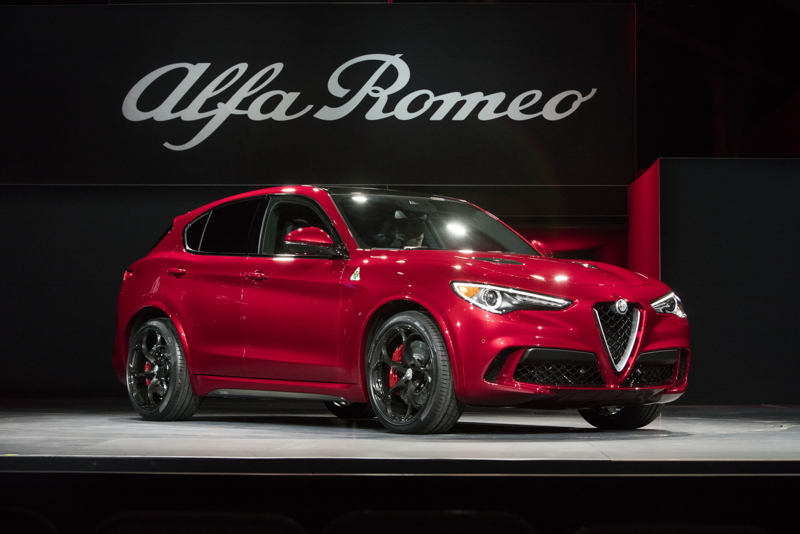 Alfa_Romeo_Stelvio_Quadrifoglio_05.JPG