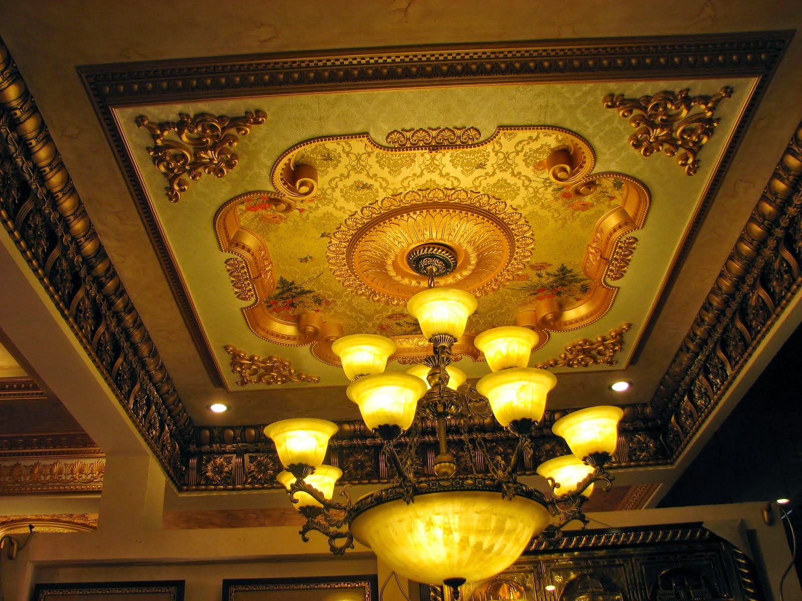 Ruang Tamu Minimalis Dengan Plafon Modern Dan Klasik