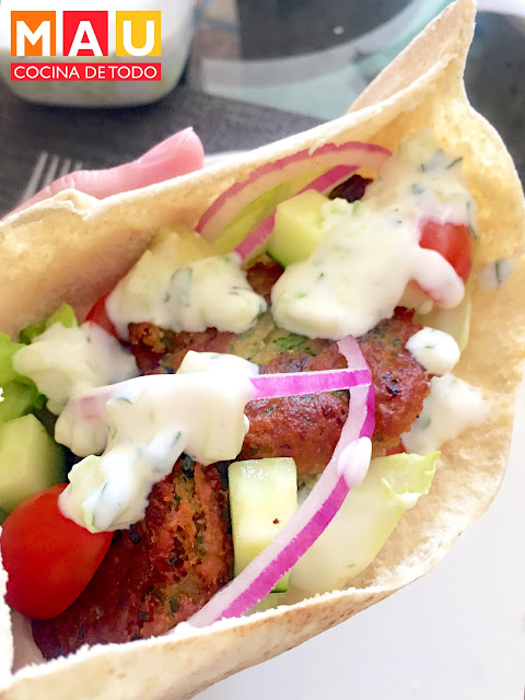 sandwich pita falafel salsa tzatziki comida arabe libanesa gyros giros kebab yogurt garbanzo vegetariano vegano vegana 