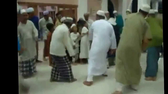 Bagaimana Hukumnya Berdzikir Sambil Menari Jingkrak-jingkrak ? Bagaimana Hukumnya Berdzikir Sambil Menari Jingkrak-jingkrak ?