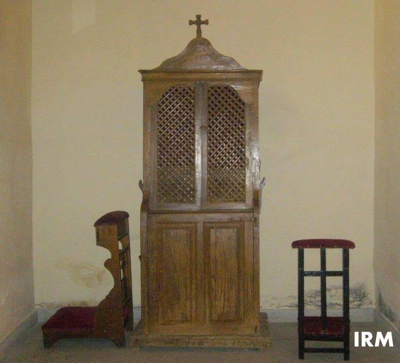Avantales: La Iglesia por dentro: Confesionario y reclinatorios