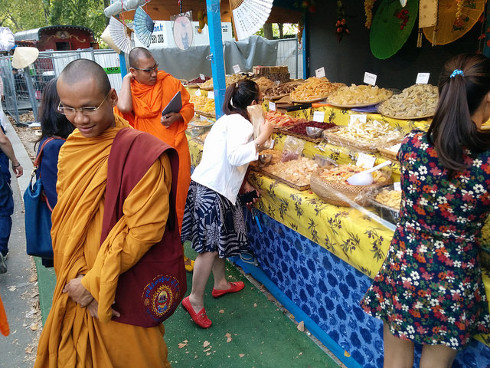Monjes budistas comprando frutos secos