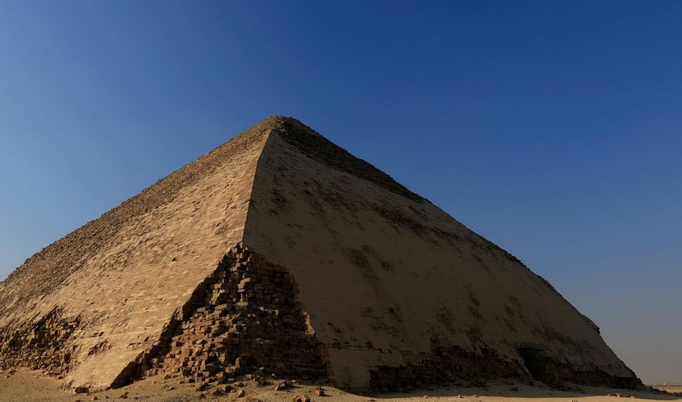 L'interno della Grande Piramide di Giza piena di energia elettromagnetica.