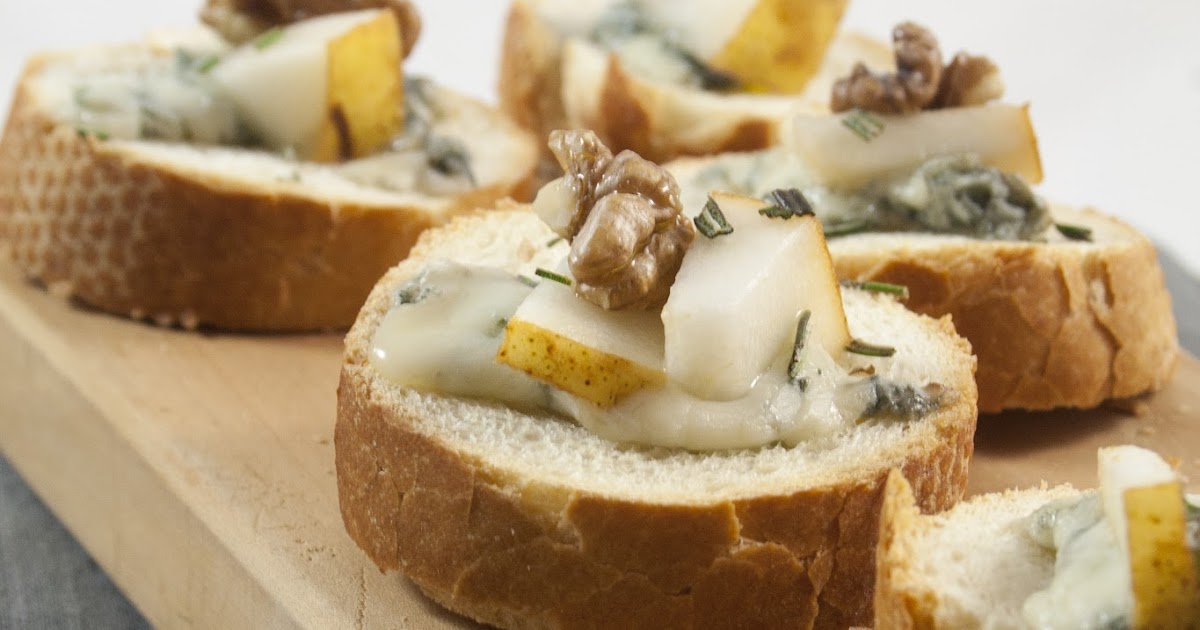 Crostini caldi con pere, noci e rosmarino Breakfast at