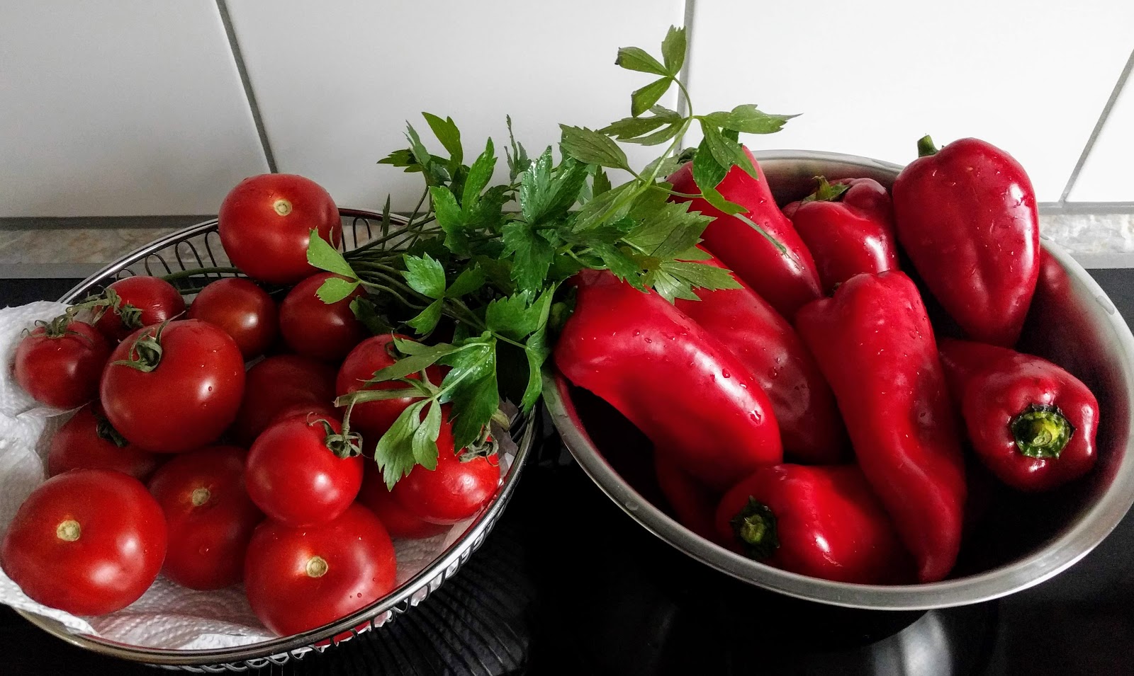 - Eingekochte Tomaten mit gegrillten Paprika - Eingekochte Tomaten mit gegrillten Paprika