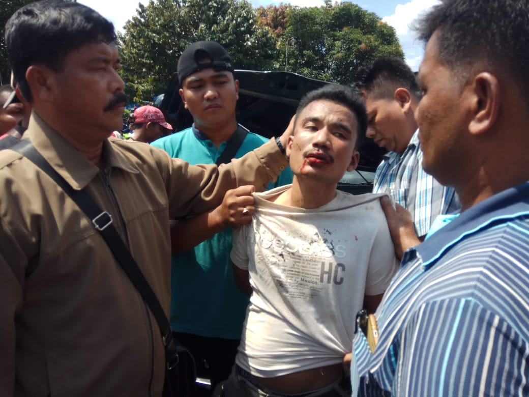 Tersangka pelaku perampokan toko Emas di Labura yang menabrak orang di Asahan. Tersangka pelaku perampokan toko Emas di Labura yang menabrak orang di Asahan.