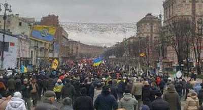 В Киеве состоялся марш под лозунгами “Народного импичмента” президенту Порошенко