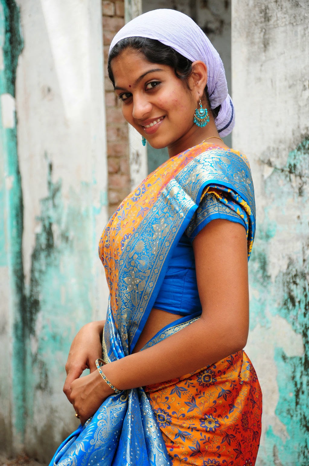 Actress HD Gallery: Swasika tamil movie actress hot saree photo stills