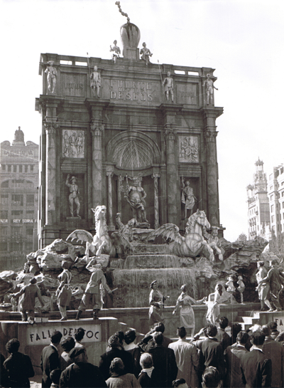 http://www.4shared.com/download/805GRHwyce/Fontana_di_Trevi-1957-Frente.png