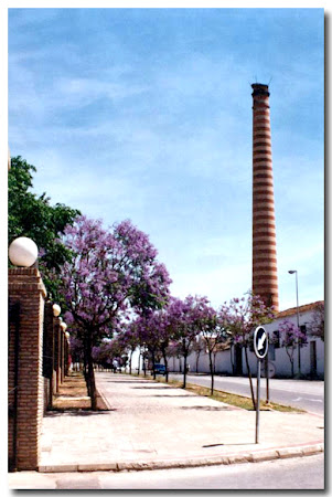 Chimenea antigua Fábrica de Yute.- Foto antigua: Revista de Feria años 90