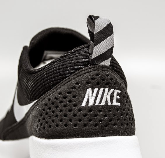 thea nike black and white