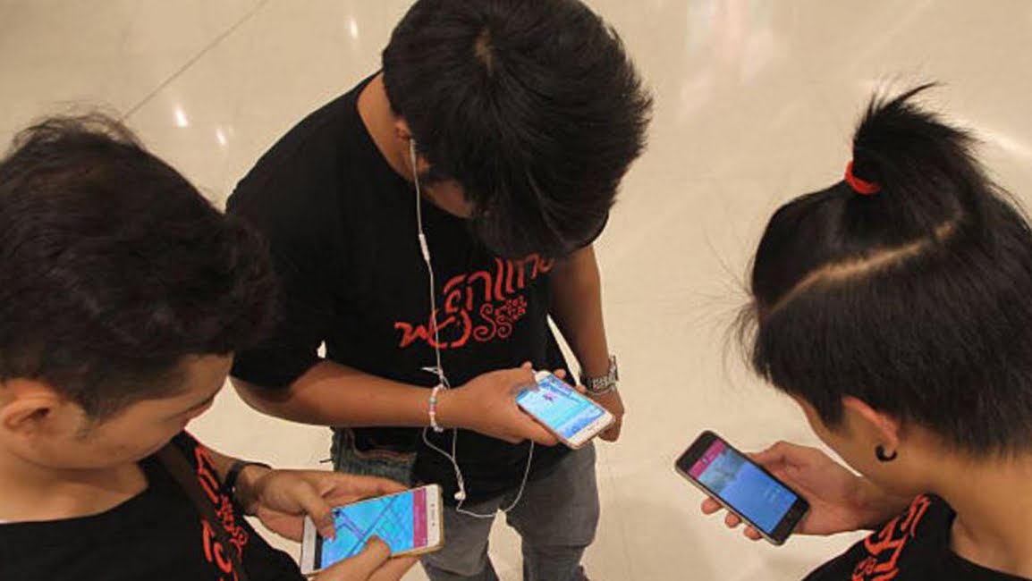 L’utilizzo del telefono cellulare mette in pericolo la colonna vertebrale cervicale.