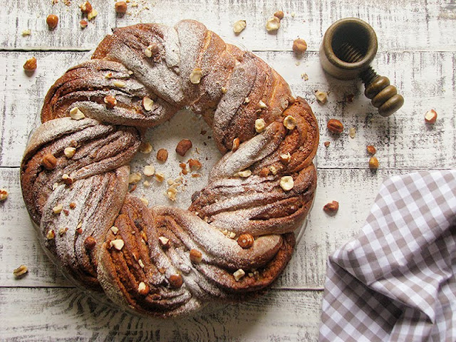 Brioche tressée au chocolet et aux noisettes recette de briochebio facile avec du chocolat et des noisettes