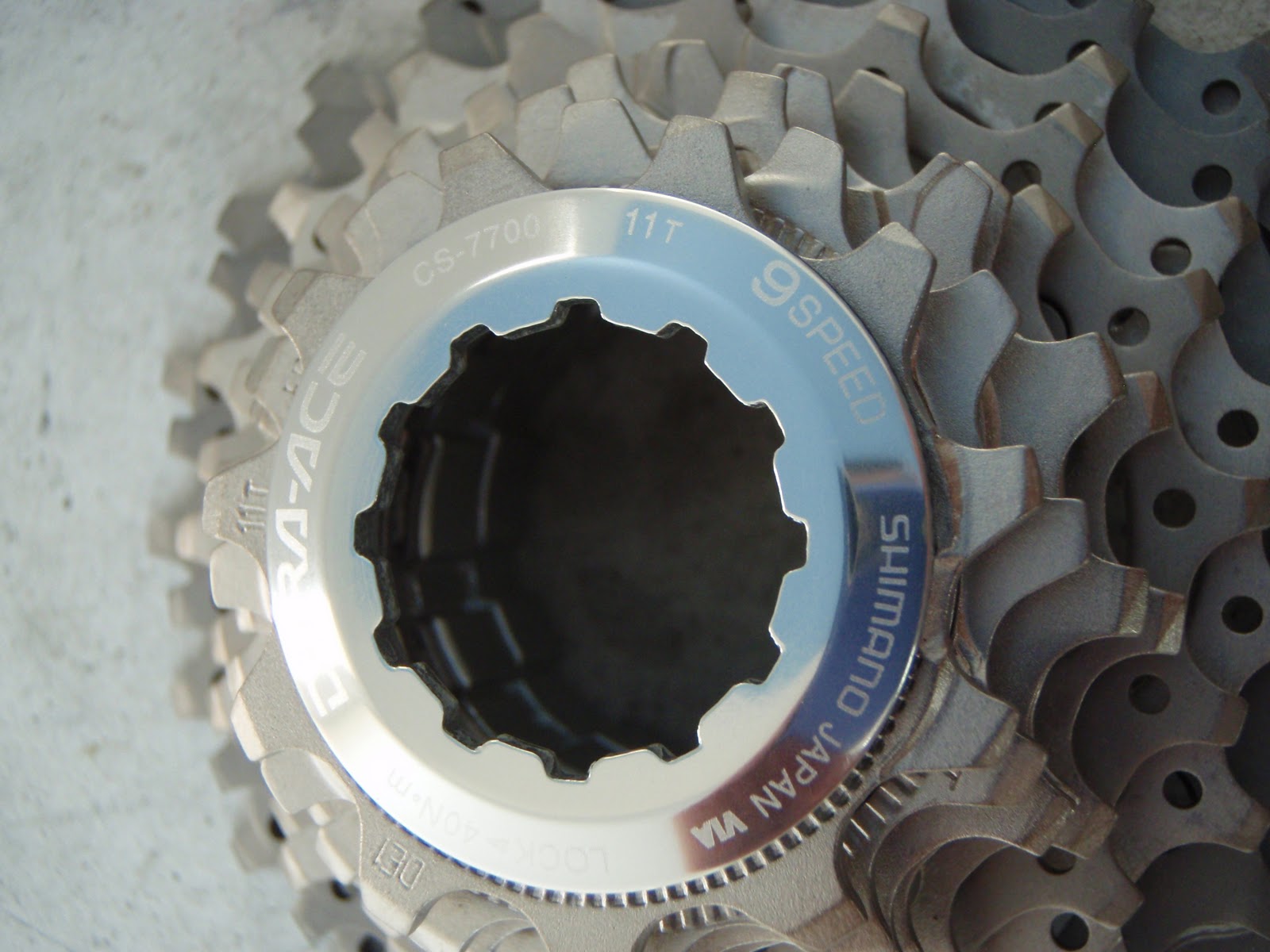 Cassette Shimano Dura-Ace CS-7700 9 Vitesses 11-23 En Titane - Occasion Bon état