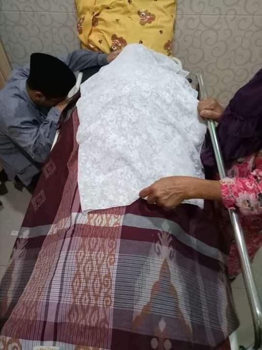 Jenazah Ibunda Ustad Abdul Somad. Jenazah Ibunda Ustad Abdul Somad.