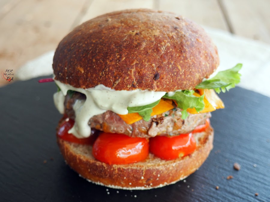 Hamburguesa gourmet de setas de temporada, con tomates cherrys, tiras de calabaza, brotes verdes, cebolla roja y mayonesa de trufa