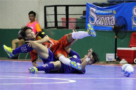 Cau thu Futsal Viet Nam 'chien' nhau den nut ca san, suyt gay tay - Anh 7