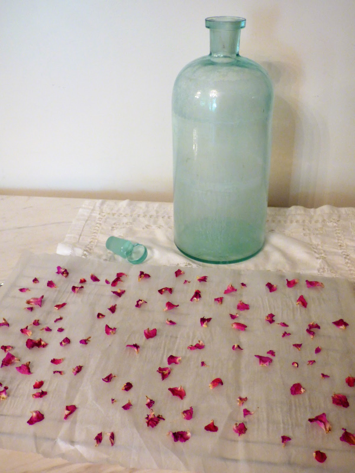 Rose sugar with fresh petals