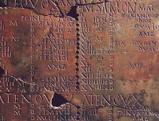 Números Romanos tallados.