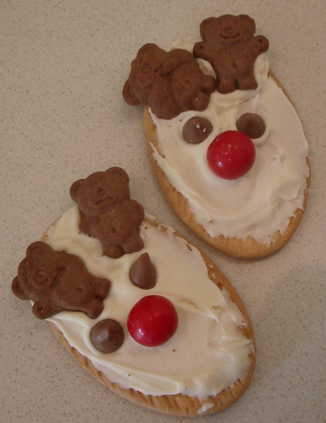 So here's how..... Christmas Reindeer Tiny Teddy Cookies