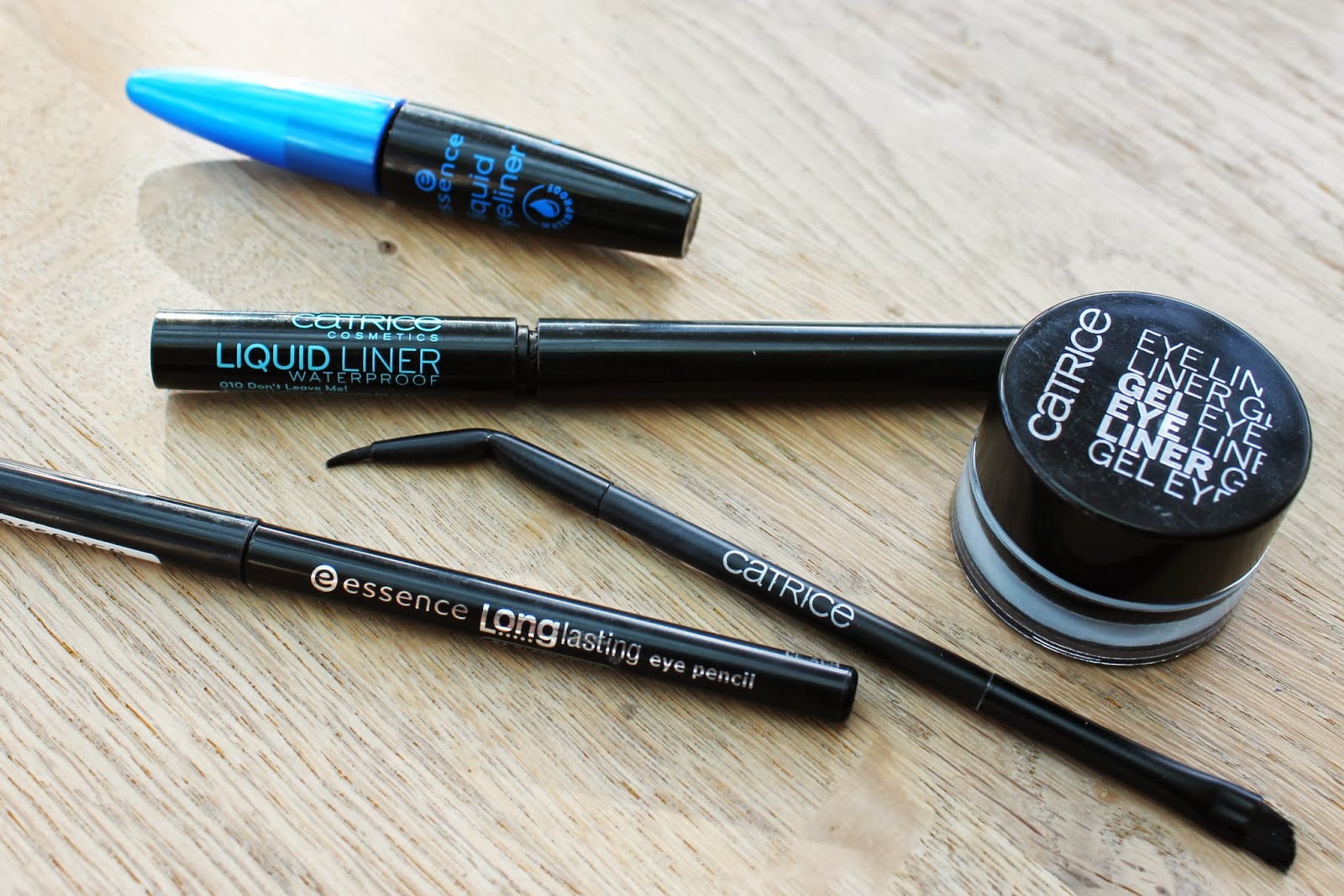 Produk eyeliner biasanya hanya tahan 3 - 6 bulan.