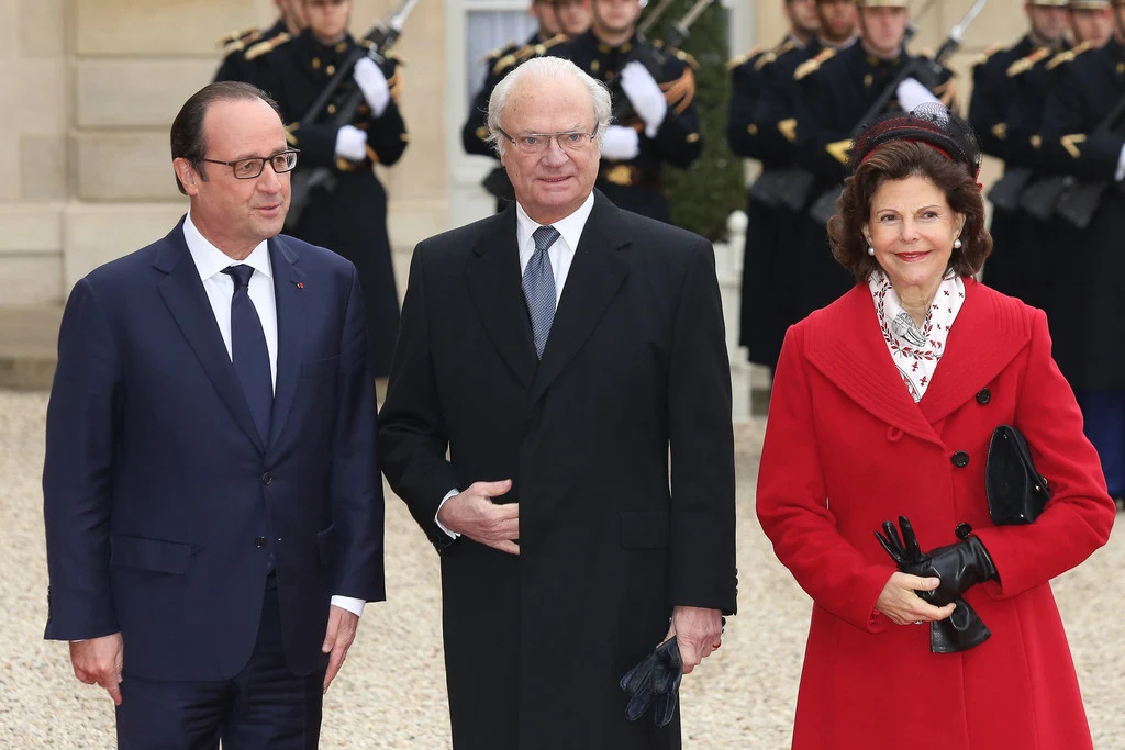 Sweden's King Carl XVI Gustaf (C-L) is greeted by French Senate President Gerard Larcher (C-R) upon his arrival for a meeting at the Senate in Paris