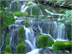 pequeñas-cascadas-en-el-parque-nacional-de-plitvice-en-croacia